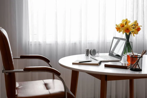 Arbeitsplatz Mit Modernem Laptop Tasse Tee Und Bequemem Sessel — Stockfoto