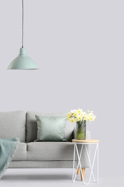 Canapé Confortable Table Basse Avec Des Fleurs Narcisse Dans Vase — Photo