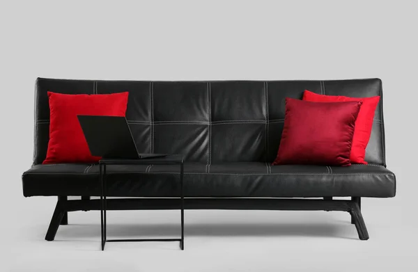 Stilvolles Schwarzes Sofa Und Couchtisch Mit Modernem Laptop Auf Grauem — Stockfoto