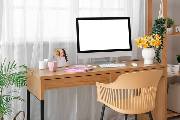 Komfortabler Arbeitsplatz Mit Modernem Und Narzissenblumen Fenster — Stockfoto