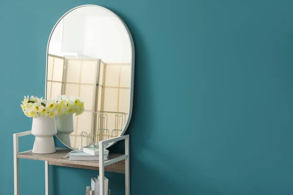 과파란 거울에 수선화 만드는 — 스톡 사진