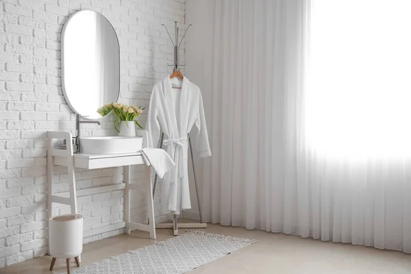 Cermin Tergantung Dinding Bata Putih Dekat Wastafel Dan Mandi — Stok Foto