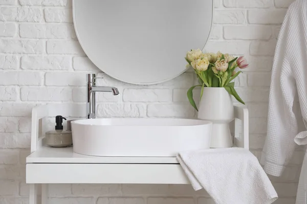 Spiegel Weißer Ziegelwand Der Nähe Von Waschbecken Und Vase Mit — Stockfoto