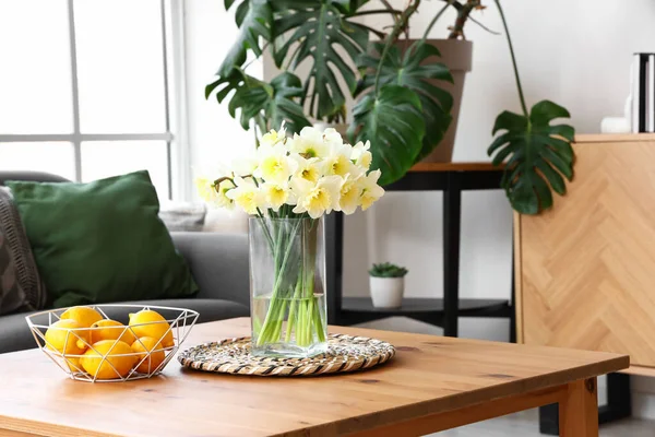 Vase Beautiful Narcissus Flowers Lemons Table Interior Living Room — Stock Photo, Image