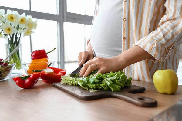 Young Pregnant Woman Making Vegetable Salad Kitchen — Stock Photo, Image