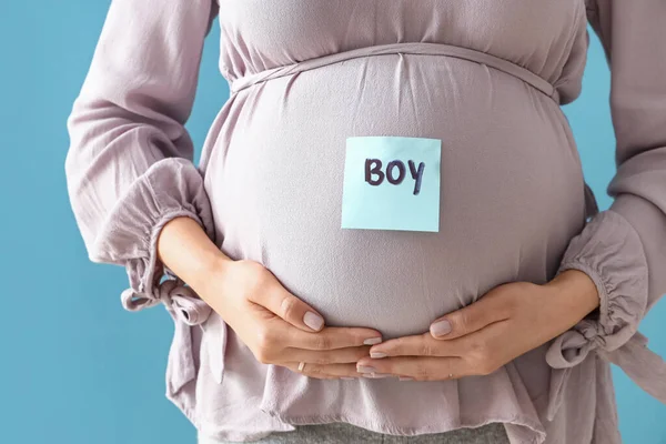 Jonge Zwangere Vrouw Papier Met Woord Boy Haar Buik Tegen — Stockfoto