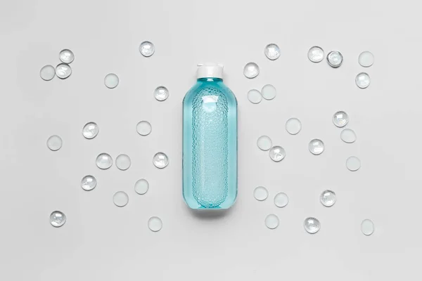 Пляшка Міцелярної Води Скляними Каменями Світлому Фоні — стокове фото