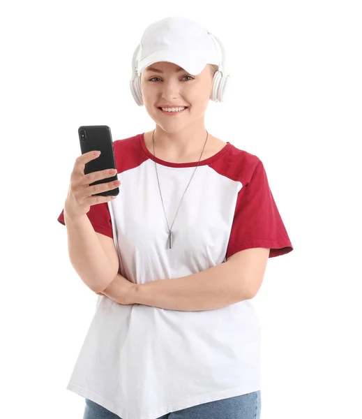 Νεαρή Γυναίκα Ακουστικά Χρησιμοποιώντας Κινητό Τηλέφωνο Λευκό Φόντο — Φωτογραφία Αρχείου