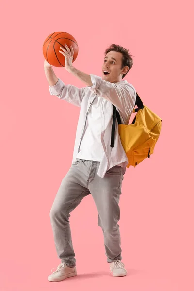 Männlicher Student Mit Ball Auf Rosa Hintergrund — Stockfoto