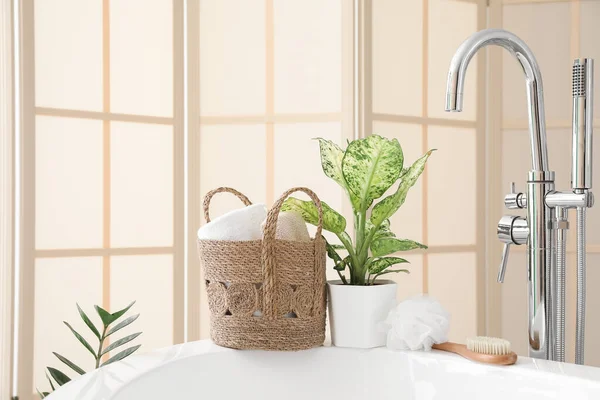 Wicker Basket Towels Bathtub — Stock Photo, Image