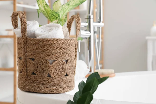 Weidenkorb Mit Handtüchern Auf Badewanne — Stockfoto