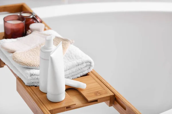 Havlular Kozmetik Ürünler Banyoda — Stok fotoğraf