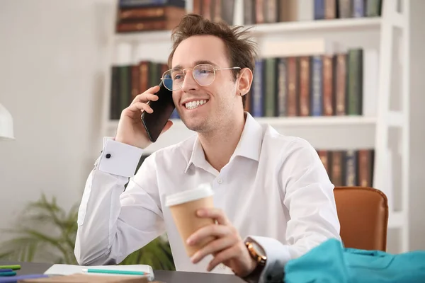 Erkek Öğrenci Evde Ders Yaparken Telefonla Konuşuyor — Stok fotoğraf