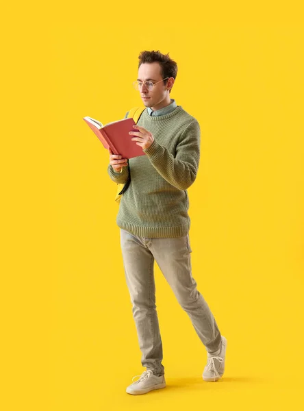 Άνδρας Φοιτητής Βιβλίο Για Κίτρινο Φόντο — Φωτογραφία Αρχείου