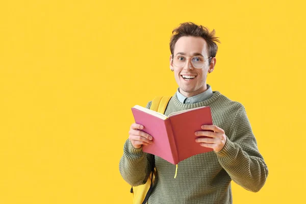 Mężczyzna Student Książki Żółtym Tle — Zdjęcie stockowe