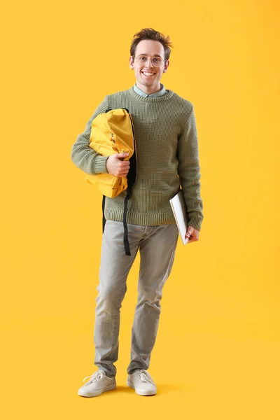 Estudante Masculino Com Mochila Laptop Fundo Amarelo — Fotografia de Stock
