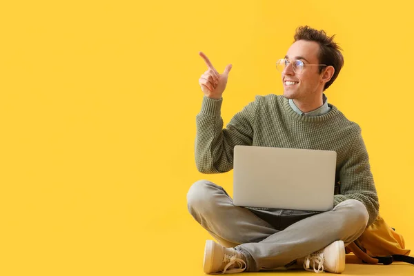 Male Student Laptop Pointing Something Yellow Background — Stock Photo, Image