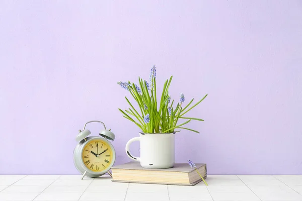 Copa Con Hermosas Flores Muscari Reloj Despertador Libro Sobre Mesa —  Fotos de Stock