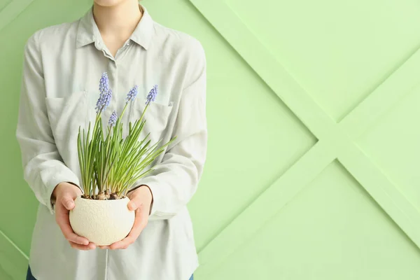 Vrouw Met Vaas Met Prachtige Muscari Bloemen Buurt Van Groene — Stockfoto