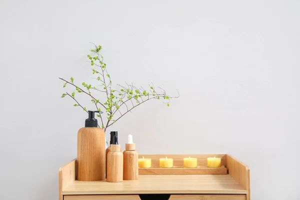 Accessoires Bain Avec Bougies Branches Arbres Sur Table Près Mur — Photo