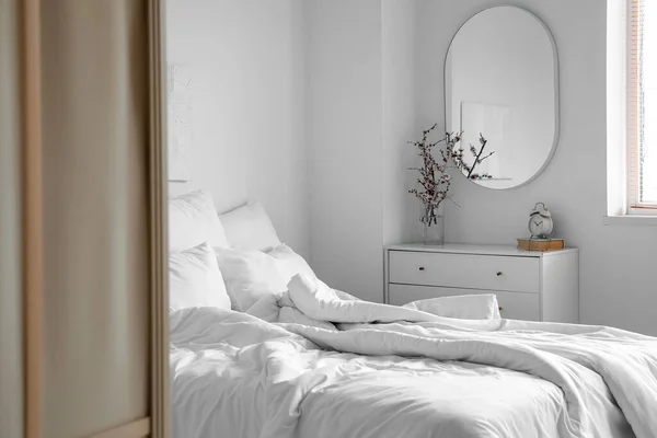 Interior Del Dormitorio Luminoso Con Espejo Cómoda —  Fotos de Stock
