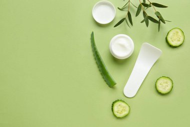 Renk arkaplan üzerinde doğal krema, malzeme ve spatula içeren kompozisyon