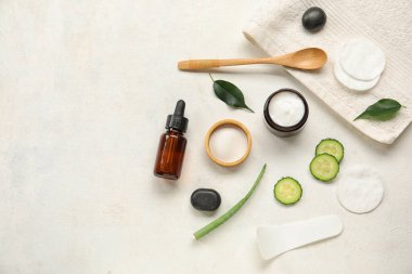 Doğal kozmetik ürünleri, malzemeler ve arka plandaki havluyla kompozisyon