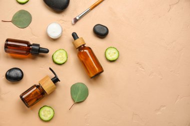 Renkli arka planda doğal kozmetik ürünleri ve salatalık bileşimi
