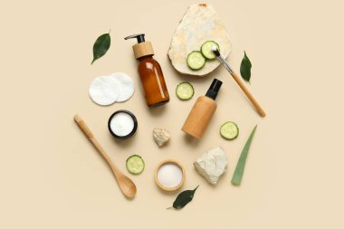 Doğal kozmetik ürünleri, salatalık ve taşlarla renklendirilmiş kompozisyon