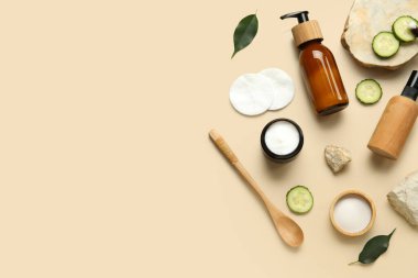 Doğal kozmetik ürünleri, salatalık ve taşlarla renklendirilmiş kompozisyon