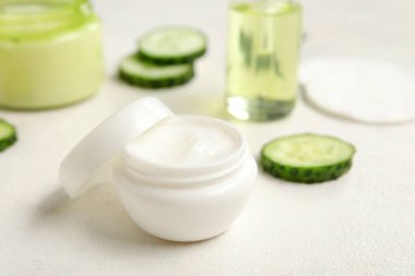 Işık masasında bir kavanoz doğal krema.