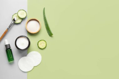 Doğal kozmetik ürünleri, malzemeler ve renk arkaplanına pamuk pedleri içeren kompozisyon