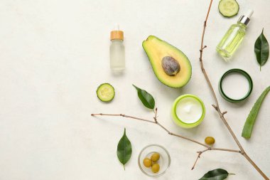 Doğal kozmetik ürünleri, malzemeler ve arka planda ağaç dalı olan kompozisyon