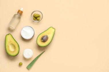 Renkli arkaplanda doğal kozmetik, avokado, zeytin ve aloe yaprağı bileşimi