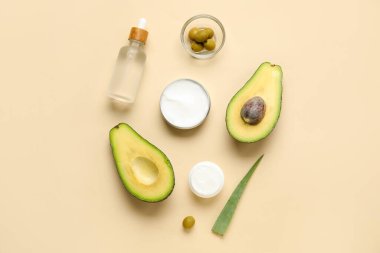 Renkli arkaplanda doğal kozmetik, avokado, zeytin ve aloe yaprağı bileşimi
