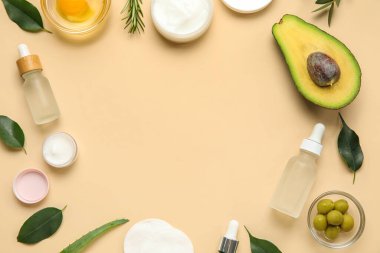 Renk arkaplanındaki doğal kozmetik ve malzemelerden yapılmış çerçeve