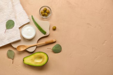 Renk arkaplanına doğal krema, malzeme ve havlu konan kompozisyon