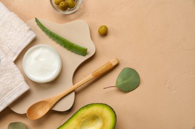 Doğal krema kavanozu, malzemeler ve renk arkaplan üzerine sıva podyumu içeren kompozisyon