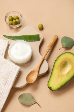 Doğal krema kavanozu, malzemeler ve renk arkaplan üzerine sıva podyumu içeren kompozisyon