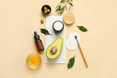 Renk arkaplanındaki doğal kozmetik ürünleri ve malzemelerle kompozisyon