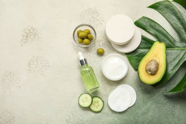 Grunge arka planında doğal kozmetik maddeleri ve bileşenleri olan kompozisyon