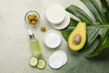 Doğal kozmetik ürünleri, malzemeler ve grunge arka planda palmiye yaprağı bileşimi