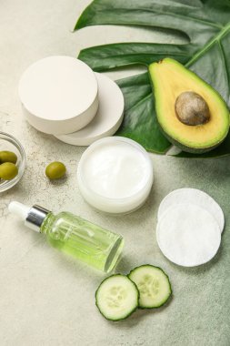 Doğal kozmetik ürünleri, malzemeler ve grunge arka planda palmiye yaprağı bileşimi