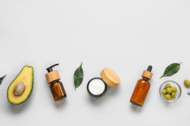 Hafif arkaplanda doğal kozmetik ürünleri ve malzemelerle kompozisyon