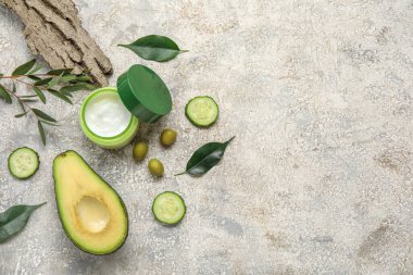 Doğal krema kavanozu, malzemeler ve arkaplanda ağaç kabuğu olan kompozisyon