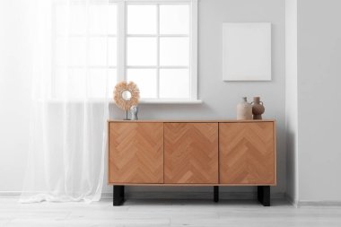 Pencerenin yanındaki ahşap dolap