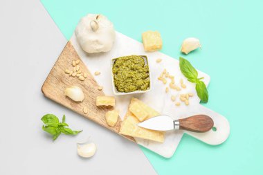 Lezzetli pesto sosu ve renkli arka planda malzemelerle dolu bir pano.