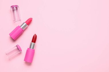 Pembe arka planda farklı ruj izleri var.