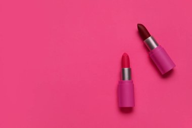 Pembe arka planda farklı ruj izleri var.