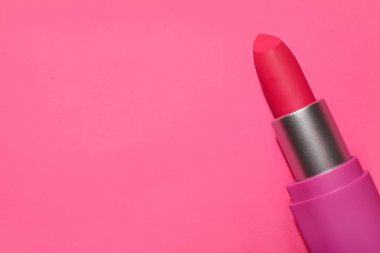 Pembe arkaplanda ruj, üst görünümde.